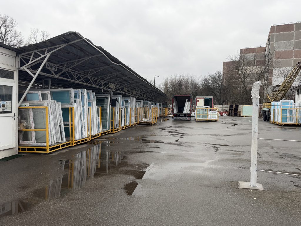 Робочий процес на українському заводі з використанням іноземної робочої сили для подолання дефіциту кадрів